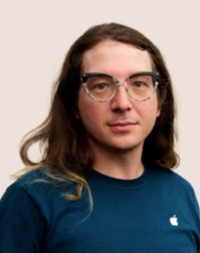 Portrait of an Apple Retail team member wearing eyeglasses.