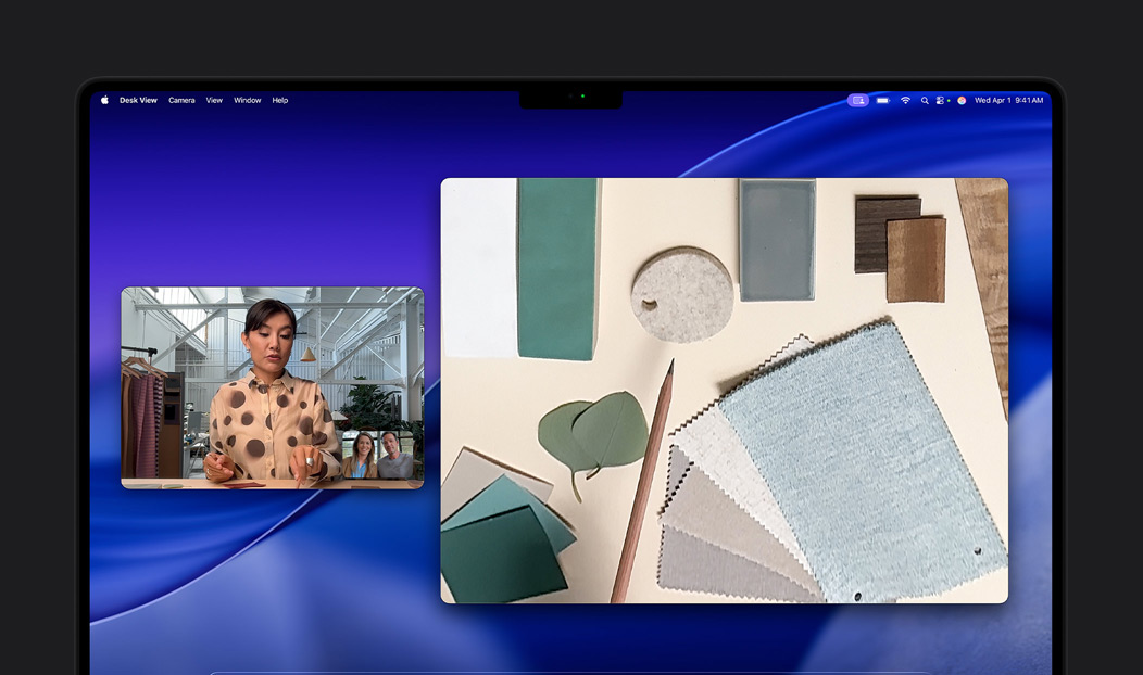Videochiamata su MacBook Pro con una persona che usa la funzione Panoramica Scrivania per mostrare ad altre due persone il suo spazio di lavoro pieno di tessuti; con Panoramica Scrivania riesce a mostrare contemporaneamente il proprio volto e lo spazio di lavoro