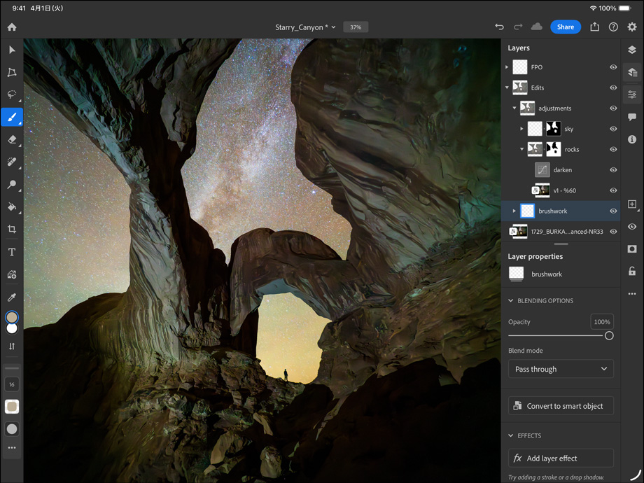 iPad Proの前面の外観、横向き、カラーはスペースブラック。丸みを帯びた四隅。ブラックのディスプレイベゼル。ディスプレイには峡谷と満天の星空を撮影した写真を編集している様子が表示されている。右側にブラシ素材や調整など、編集中のレイヤー、ツール、エフェクトが見えている