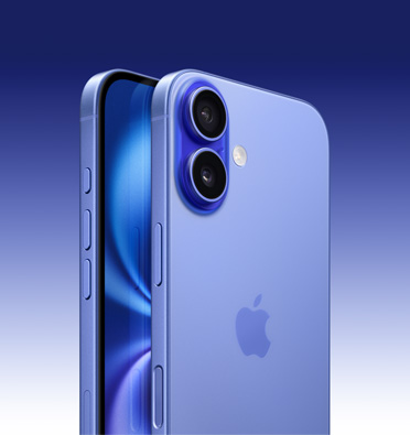 ウルトラマリンの仕上げのiPhone 16を斜め横から見た図。ディスプレイの一部分と本体側面のアクションボタン、音量調節ボタン、サイドボタンが見えている。背面の外観では、左上角に先進的なデュアルカメラシステムが見えている