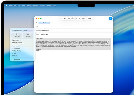 „MacBook Air“ ekranas, kuriame rodomi „Apple Intelligence“ rašymo įrankiai, naudojami el. laiškui rašyti