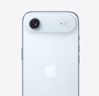 iPhone Air celeste mostrato da dietro, con sistema con fotocamera principale Fusion sul pannello in rilievo nella parte superiore