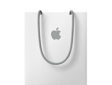 حقيبة تسوق Apple باللون الأبيض ويظهر عليها شعار Apple بالقرب من الجزء العلوي