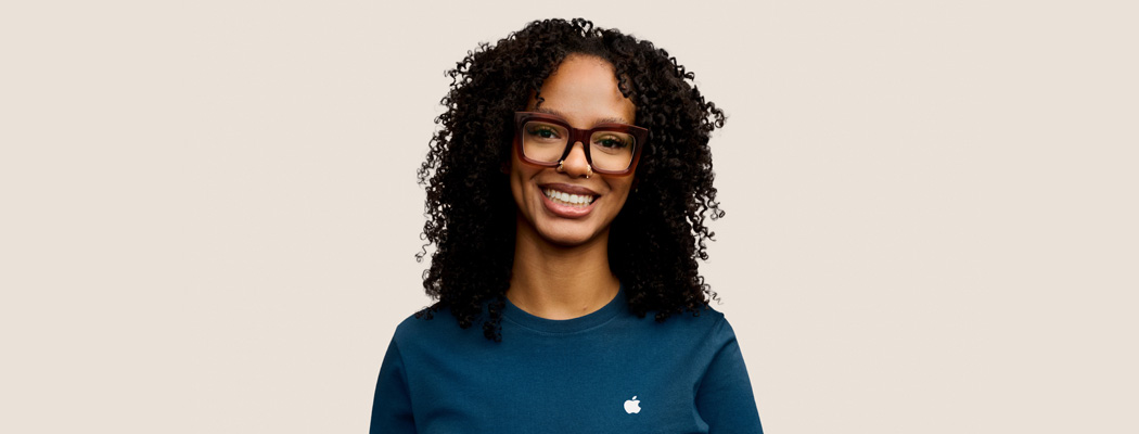 أحد مختصي Apple يبتسم ويتصرف بأسلوب ودود